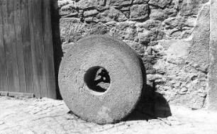 Weißenberg-Nostitz-Grube. Mühle, Mühlstein im Hof