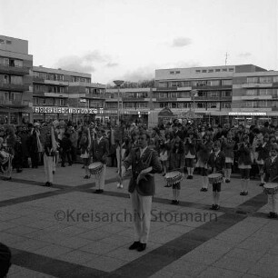Rathaus: Einweihung: Spielmannszug auf dem Rathausplatz, 13. November 1970