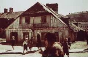 Kinder vor einem alten Holzhaus in der Krawieckastraße im jüdischen Viertel von Lublin