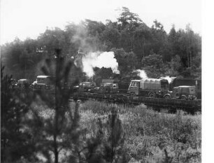 Deutschland . Truppenübungsplatz Klietz. Nationale Volksarmee - Landstreitkräfte. Truppenverlegung per Eisenbahnmarsch. Zwei Militärzuge auf benachbarten Gleisen
