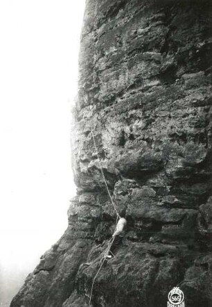Böhmische Schweiz (České Švýcarsko), Prebischtorgebiet (Pravčická brána). Kleiner Prebischkegel (Malý Pravčický kužel). Seilschaft Oswald Kunis am Südweg