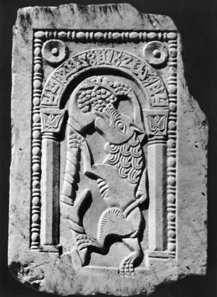 Relief mit einem Trauben fressenden Löwen
