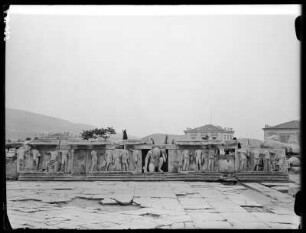 Athen, Relief am Dyonysostheater