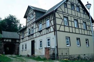 Haus mit Zwerchgiebel