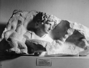 Fragment vom Altar des Virunenser Mithrastempels: Kopf des Sonnengottes