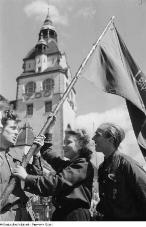 Jugendliche mit Pionierflagge vor dem Eingang zu Kongreßhalle