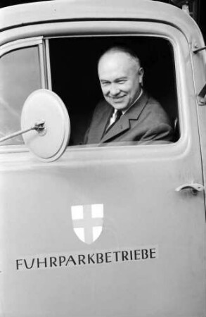 Freiburg: Bürgermeister Heidel im Führerhaus eines Fuhrparkwagens