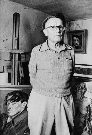 Der Maler Curt Querner in seinem Atelier