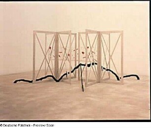 Installation : Raumaufnahme im Ausstellungssaal mit einer Installation und einem Landschaftsbild von Markus Draper