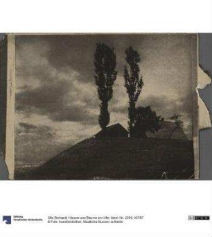 Häuser und Bäume am Ufer