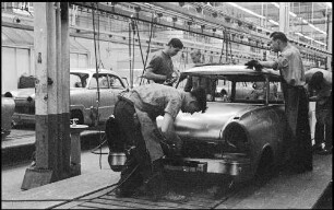Köln, Niehl: Fordwerk, Karosserien auf dem Fließband