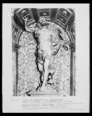 Mittelfigur: Auferstehender Christus