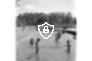 Freibad Poggensee: Badegäste im See, dahinter der Badesteg, links der Sandstrand