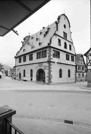 Bürgstadt: Rathaus mit Barockgiebel