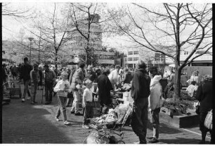 Rathausplatz: Flohmarkt: Marktstände, Verkäufer, Besucher: Bauminseln: hinten Manfred-Samusch-Straße, links Rathaus, rechts Stadtbücherei