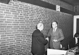 Laienspielbühne Oststeinbek: Behns Gasthof: Saal: Aufführung der niederdeutschen Komödie "Sluderkram in't Treppenhus": Blick auf die Bühne mit Peter Balzereit, Gudrun Kahlbohm, Max Schellhorn, Erna Wehner und Werner Schwark
