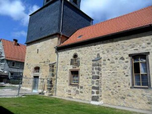 Fürstenwald-(Evangelische Kirche) - Kirchturm und Langhaus (romanische Gründung) von Süden über (ehemaligen) Kirchhof