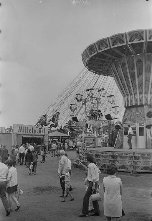 Dresden. Vogelwiese, Besucher vor dem Kettenkarussell und Riesenrad