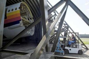 Air Maintenance Services; AMS; Firma; Betrieb; Inspektion; Wartung; spezialisiert auf Flugzeug-Recycling; Airbus; A 300; A300; Airbase Ahlhorn; Ahlhorn; Entsorgung. Ahlhorn, 2006, hier: ausgebauter Rumpf / Kabine wird in einem Shelter gelagert