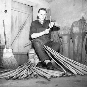 Spangenberg. Peitschenmacher bei der Herstellung von Peitschen