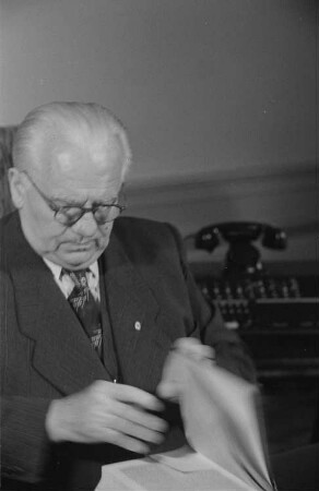 Reportage: Präsident Wilhelm Pieck im Schloss Niederschönhausen : Wilhelm Pieck am Schreibtisch