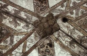 Schlußstein mit ornamentaler Verzierung
