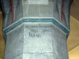 Langhaus Innen-Säulenkopf mit aufgehendem Kapitell sowie Bauinschrift frühes 15 Jh (Neubau des Langhauses)-Farbigkeit restauriert