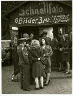 Amerikanische Soldaten und deutsche Frauen im Treptower Park