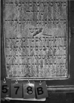 Grabstein 578 (Index: 99790967) Maße HxBxT: 141x67x41 cm Symbolik: nach unten gehaltene Fackeln: Grabstein 578B (Nachholaufnahme)