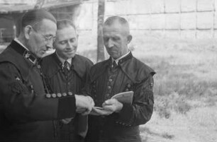 Volkskunsttage in Berlin : Gruppenporträt von Mitgliedern eines Bergmannchors