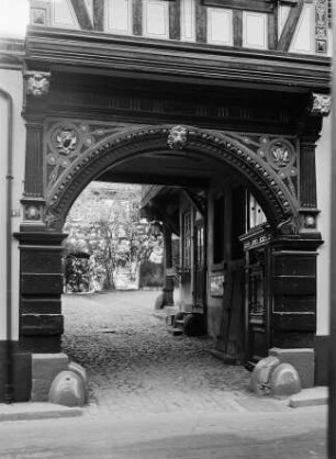 Eingang zum Innenhof des Hotels Posthof in Bacharach