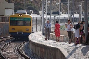 Estoril - Vorort von Lissabon : S-Bahn im Bahnhof Estoril-Monte, aufgenommen 2006