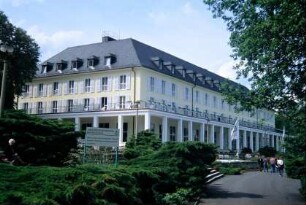 Bettenhaus der Kurklinik: Arkaden, im OG Balkon, Mansarddach