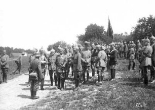 Erster Weltkrieg : Wilhelm II. bei einer Gruppe deutscher Soldaten