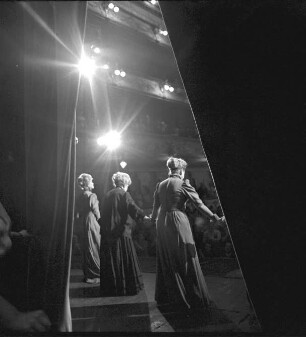 Schauspielerinnen auf der Bühne des Maxim-Gorki-Theaters