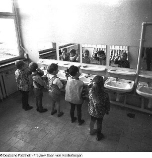 Dresden-Johannstadt, Dürerstraße 50, Serie: Kindergärten und -krippen, Kindergarten. Außenanlage mit Bungalow und Kindergruppe