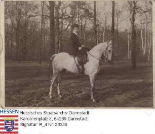 Tiedemann, Friederike v. (1883-1950) / Porträt zu Pferd in Wald, Ganzfigur