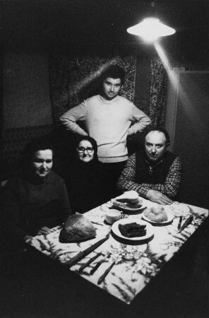 Familie auf dem Land an einem gedeckten Tisch