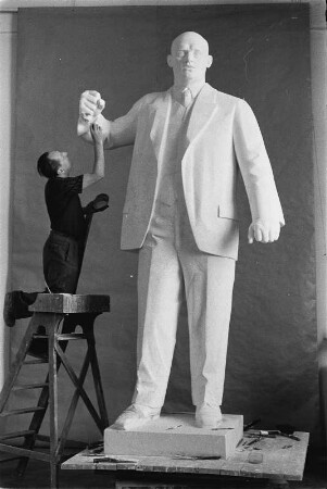 Der Bildhauer Walter Arold bei der Arbeit am Originalmodell für das Thälmanndenkmal in Weimar