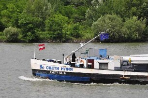 Donau - Bulgarisches Frachtschiff : Ein bulgarisches Frachtschiff fährt auf der Donau. Von Bord eines Donau-Kreuzfahrtschiffes aufgenommen am 12. Juni 2011
