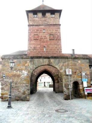 Stadtbefestigung-Stadttor (Unteres Tor)-Ansicht von Südosten über Vortor von der Feldseite