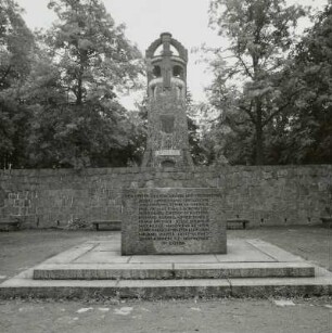 Spremberg. Gedenkstätte Georgenberg und Bismarckturm : Spremberg, Gedenkstätte Georgenberg. Gedenkstein für Antifaschisten (ehemaliges Kriegerdenkmal, um 1920/1925, nach 1945 umgestaltet). Ansicht mit Bismarckturm (1902-1903)