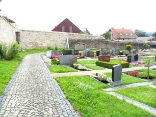 Soisdorf-Kirchhof nach Nordosten mit Kirchhofmauer unter Sanierung im Norden