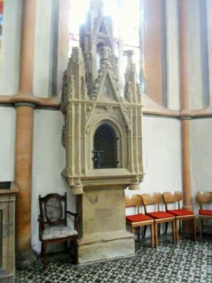 Sachsenhausen-Stadtkirche-Langhaus Innen - Chor im Norden - Tabernakel in Sandstein mit Ornamentik in Übersicht