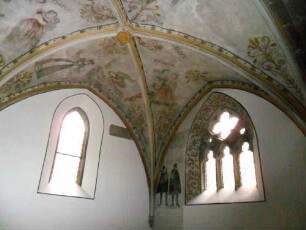 Stadtkirche-Langhaus Innen - Kapelle im Südosten mit Deckenmalerei sowie Fensterformen und Kreuzrippengewölbe mit Schlußstein_02
