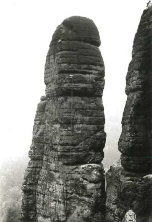 Sächsische Schweiz, Schrammsteine. Jungfer. Seilschaft Ehrhardt Renger im oberen Teil der Ostkante (VIIc)