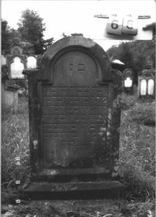 Grabstein 66 (Index: 99799539) Material: Sandstein Zustand: verwittert, reparierte Stellen Maße HxBxT: 94x57x17 cm Beschreibung: Stele, eingezogener Rundbogenabschluß, Schriftfeld eingetieft, getreppter Sockel: Grabstein 66