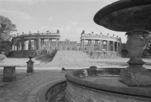 Potsdam. Schloss Sanssouci, Blick durch die Mittelöffnung der Kolonnade auf das Schloß