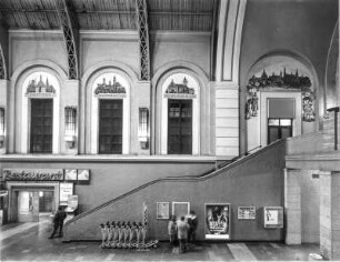 Hauptbahnhof (1893-1898; Ernst Giese, Paul Weidner). Empfangsgebäude, Durchgang von der Schalterhalle zum Querbahnsteig. Linker Aufgang zum ehemaligen Wartesaal : Dresden-Altstadt, Am Hauptbahnhof 4. Hauptbahnhof (1893-1898; Ernst Giese, Paul Weidner). Empfangsgebäude, Durchgang von der Schalterhalle zum Querbahnsteig. Linker Aufgang zum ehemaligen Wartesaal