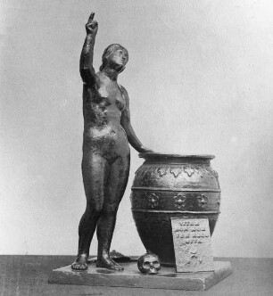 Tintenfaß mit weiblicher Figur, Totenkopf und Inschrifttafel